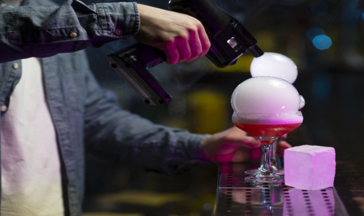 TEHNOLOGIJA U UGOSTITELJSTVU; IZMEĐU INOVACIJE I LJUDSKOG RADA