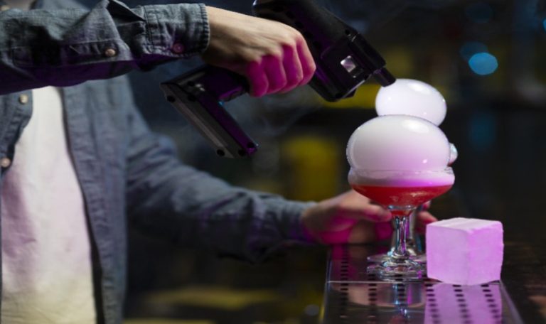 TEHNOLOGIJA U UGOSTITELJSTVU; IZMEĐU INOVACIJE I LJUDSKOG RADA